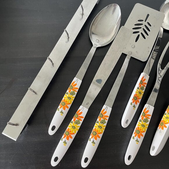 Vintage Ekco Country Garden Utensil Set & Hanging Rack // 7 Piece Set - Picture 3 of 8